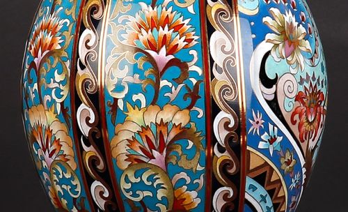 華彩新生 張同祿大師與《景泰藍蘭新韻瓶》的工藝美學